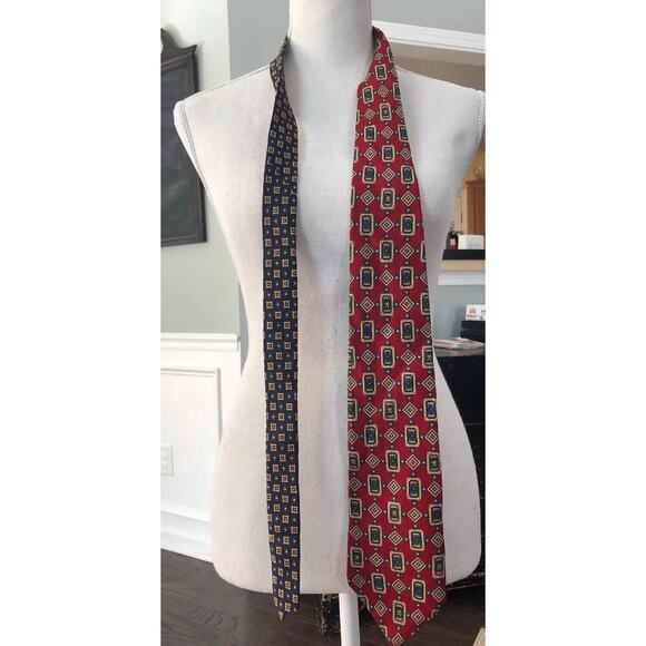 Tommy Hilfiger Men's 100% Italian Silk Tie Classic 2 Tone Design Red & Blue GUC - Picture 1 of 7